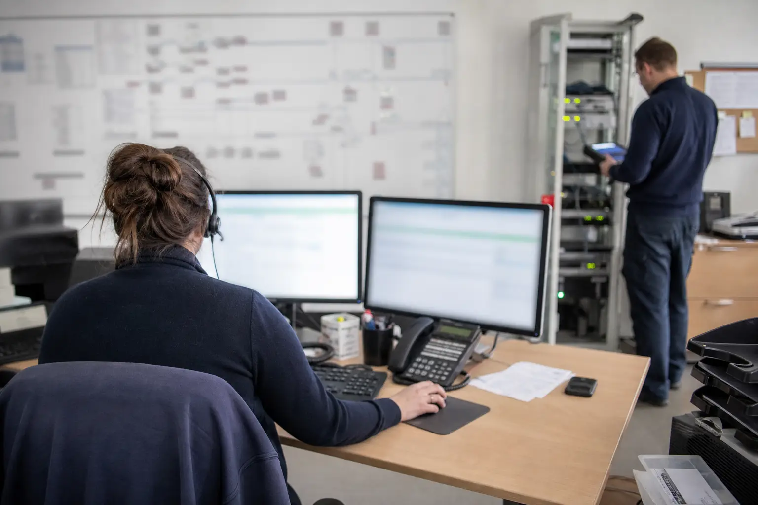 Repräsentative Szene eines stabilisierten IT-Betriebs im Pflege-Backoffice.