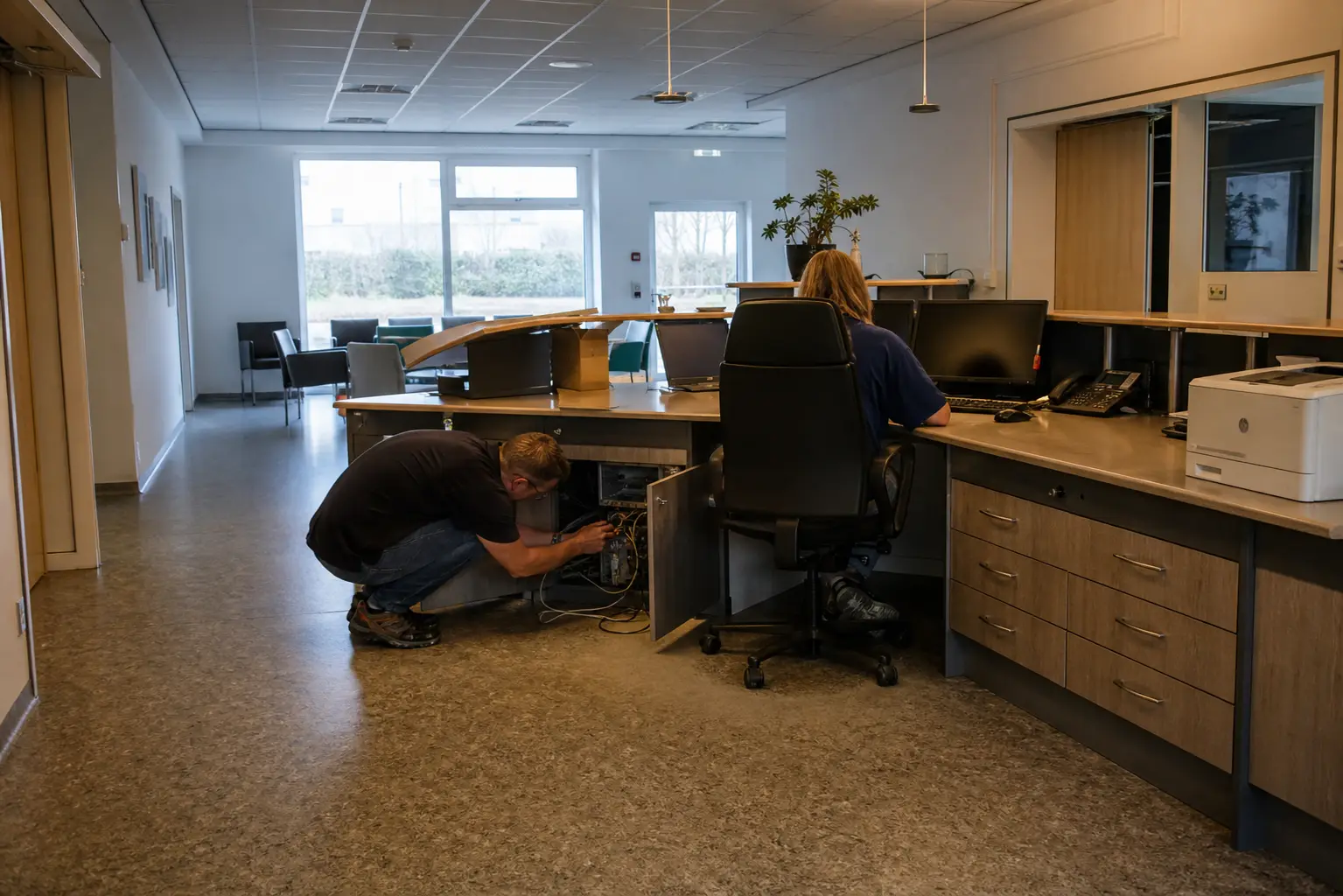 IT-Betreuung an einem Empfangsarbeitsplatz im Gesundheitswesen.