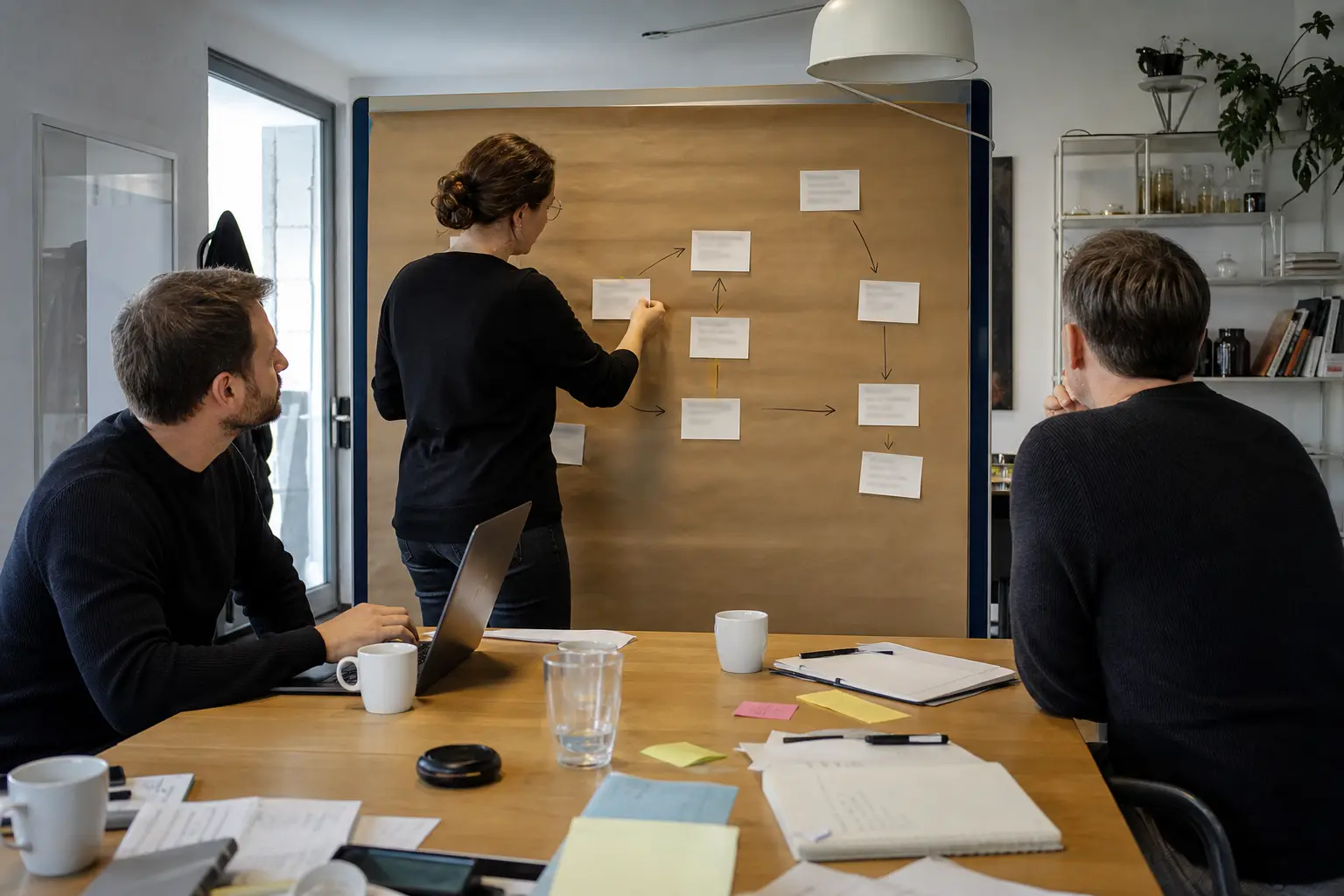 Team bildet einen betrieblichen Prozess mit Karten und Arbeitsschritten ab.